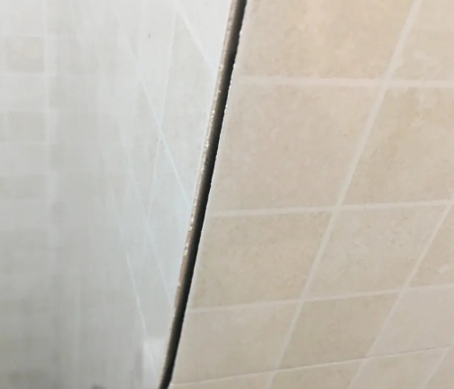 西双版瓷砖空鼓维修公司分享阳台瓷砖脱落的修复过程可以分为以下几个步骤