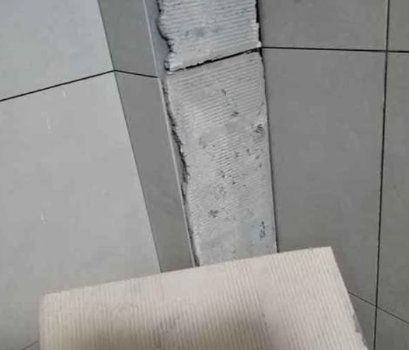 西双版瓷砖空鼓维修公司分享下厨房瓷砖脱落的补救措施。